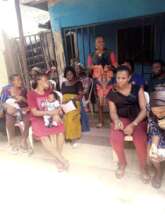 WOMEN RECEIVING REASSURANCE CONFORTING MESSAGE