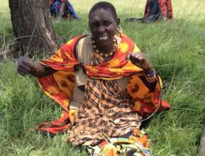 Mama Nooseuru making a beaded necklace