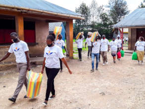 Mukuru teachers at the school distribute food
