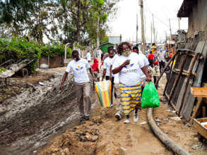 Food distribution in Mukuru slum