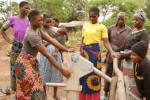 Women of Thyolo learn how to fix the water well!