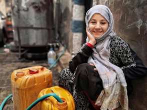 Photographer Ali Alsonidar-a girl brings water to