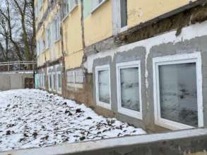 The facade of the building requires renovation.