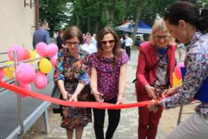 Ribbon cutting by friends of the Foundation