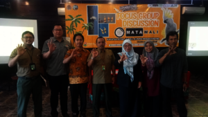 Dwi Agustina and other participants of the meeting