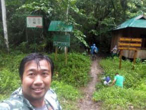 Project field-leader Dudi during the parrot census