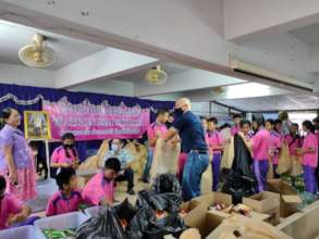 Feeding 250 families at school for immigrants