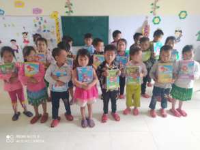 Presenting gifts to students in Khau De