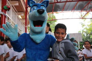 Nino con Lobo, la mascota de PAS