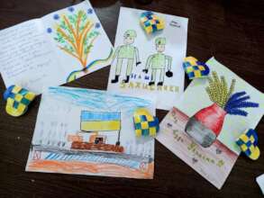 Kids make postcards for the fighters on front line
