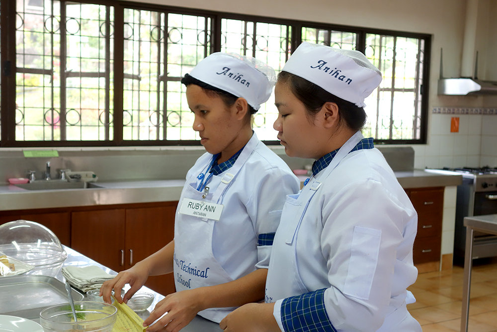 Give 200 young women access to online learning