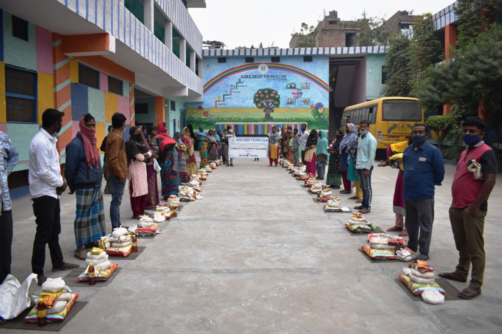 Food distribution to daily wage workers of India