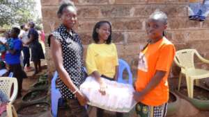 Distribution of dry food to vulnerable families