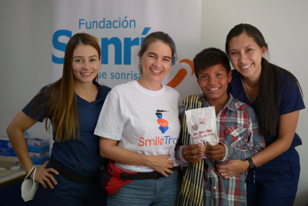 "Cambiando Vidas, Una Sonrisa a la Vez" (Colombia)