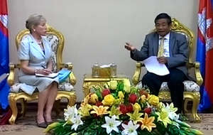 Suwanna with the Deputy Prime Minister of Cambodia