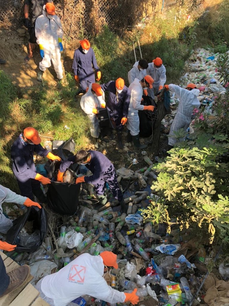 Clearing 1750 tons of waste in Greek refugee camps
