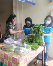 Preparing Fresh Food for Distribution