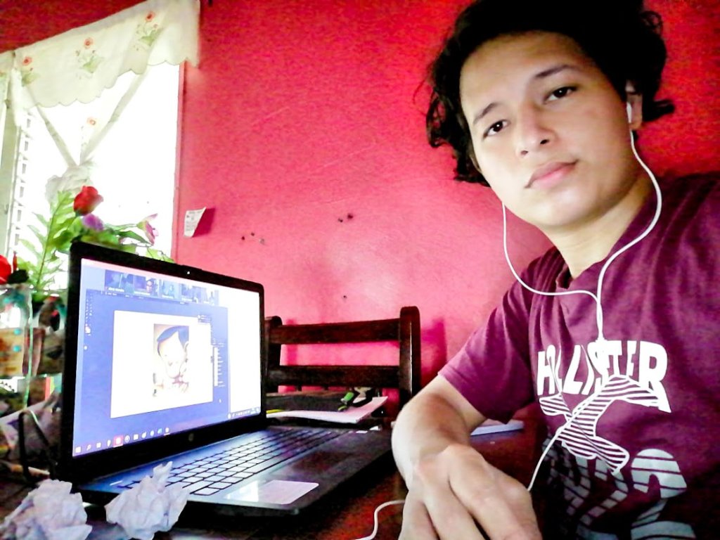 Scholar receiving drawing classes via Zoom
