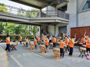 Up! Up! And straight!Drumming make us energetic.