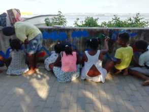 Children painting mural Cano del Oro
