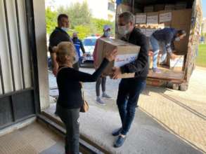 Distributing food parcels