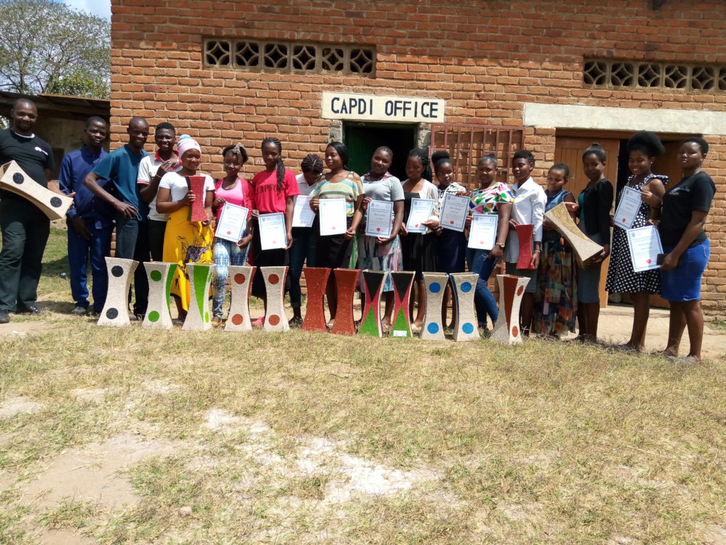 30 young people trained in flower vases making