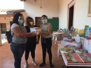 Materials being received by Sabaneta teachers