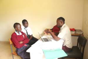 Staff motivating students after report evaluation