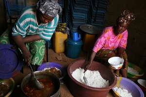 HIV+ patients cooking meals together