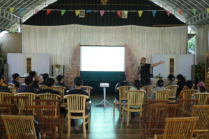 Digital literacy event with KEMBALI recipients