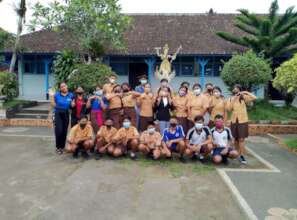 Students in Payangan take picture together