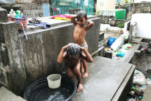 The children who take a shower on the cemetery