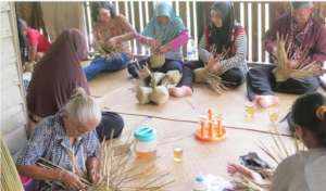 Women's group knitting organic pots.