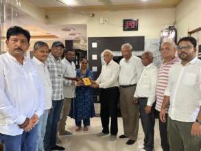 Family of Kankuben gets felicitated.