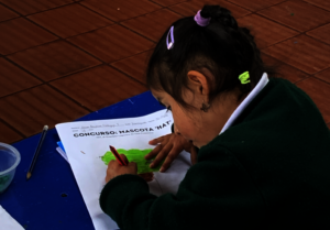 A kid well committed with her drawing