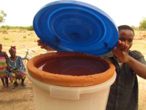 BARKA's Field Officer Yoni explains water filters