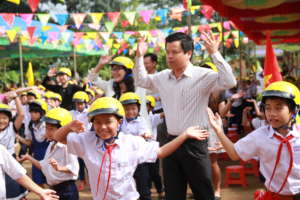 Students in Gia Lai participate in a flash mob.
