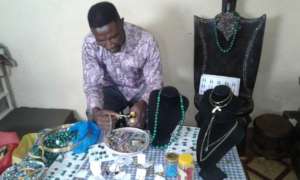 Artisan from DRC produces calamite bracelets