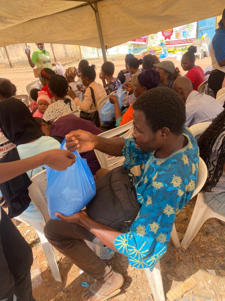 PROVIDE FOOD ITEM FOR 300 NIGERIA VULNERABLE WOMEN