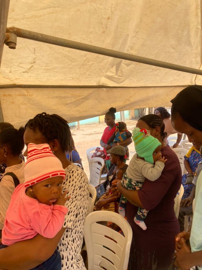 PROVIDE FOOD ITEM FOR 300 NIGERIA VULNERABLE WOMEN