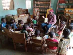 Reading in Dohoun library, neighbor to Bereba