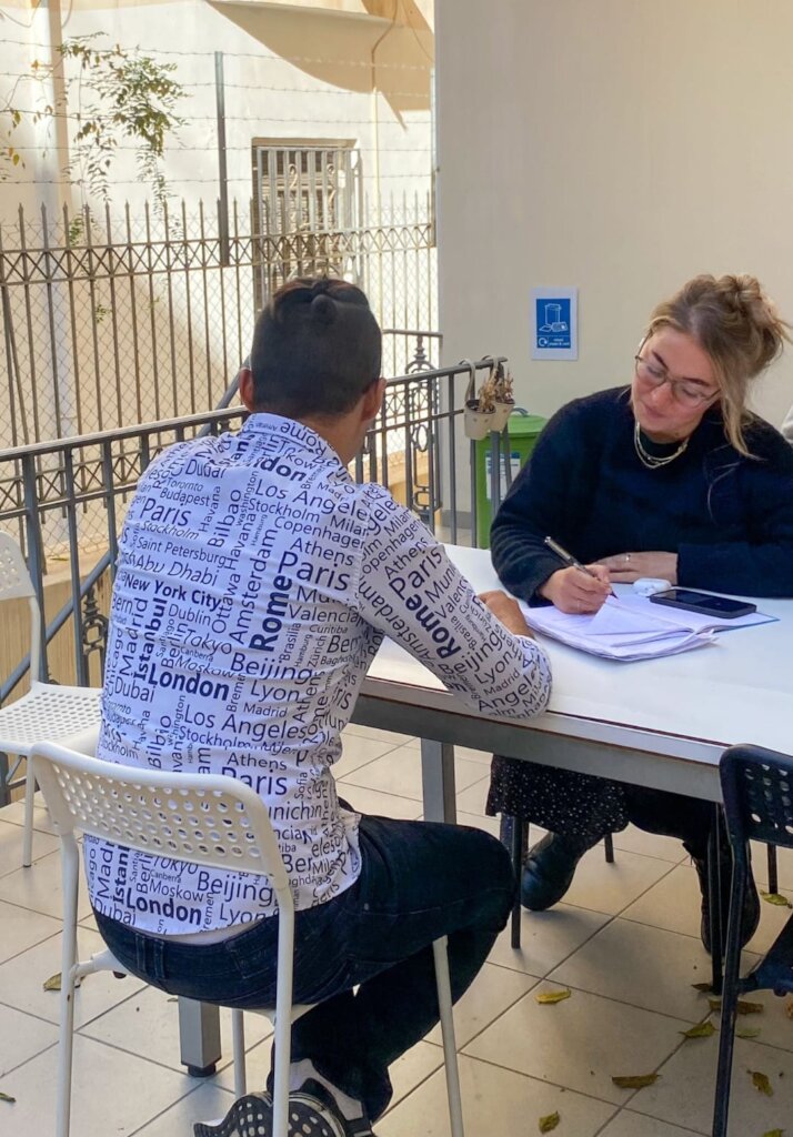 A.Ss.I.S.T. Legal Advisor with client