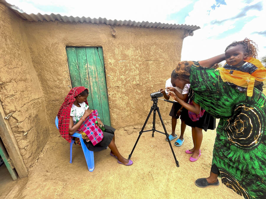 Elsie helps Gladys and Vivian set up an interview
