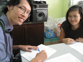 Vo Pham Minh Hieu (left) and rep from 5 gio sang