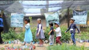 Ninos en el vivero
