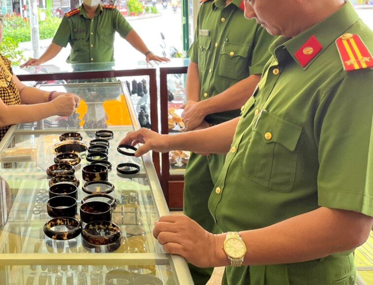 Sea turtle products confiscated from jewelry shop