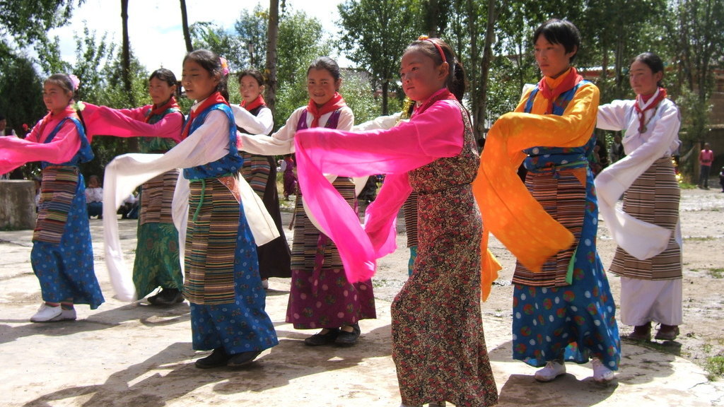 Send a Tibetan girl in China to school for a year
