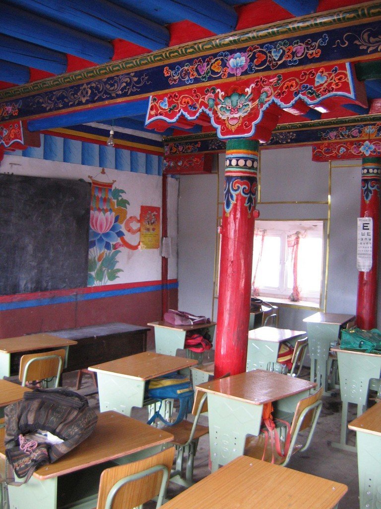 Send a Tibetan girl in China to school for a year