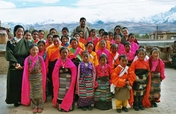 Send a Tibetan girl in China to school for a year 