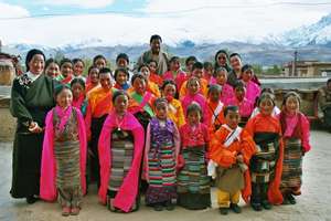 Send a Tibetan girl in China to school for a year